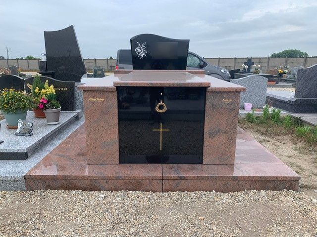 Une pierre tombale décorée