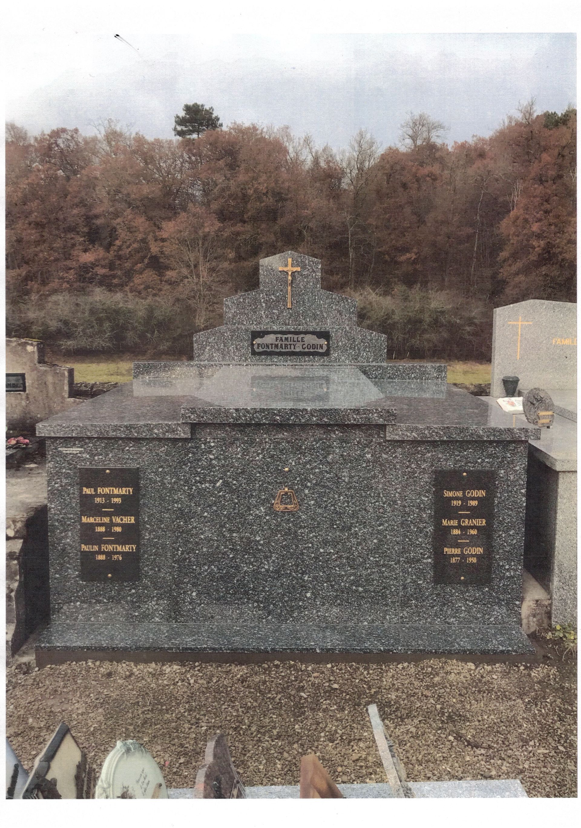 Une pierre tombale avec une colombe