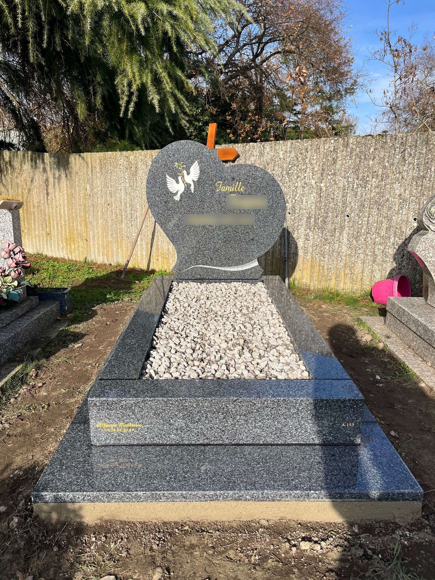 Un monument funéraire avec une croix