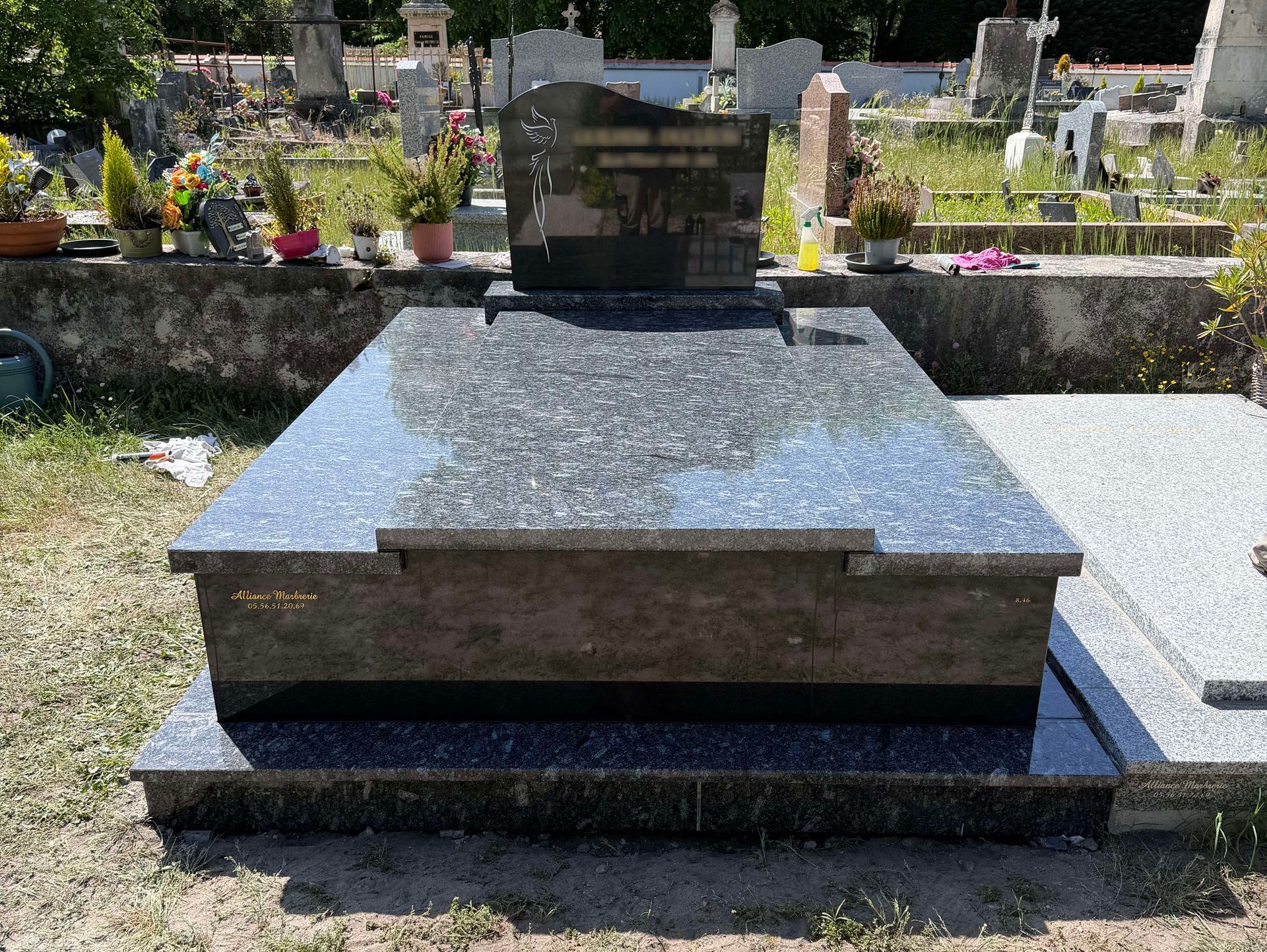 Un monument funéraire avec une croix et des mains