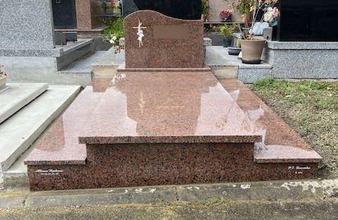 Un monument funéraire en marbre