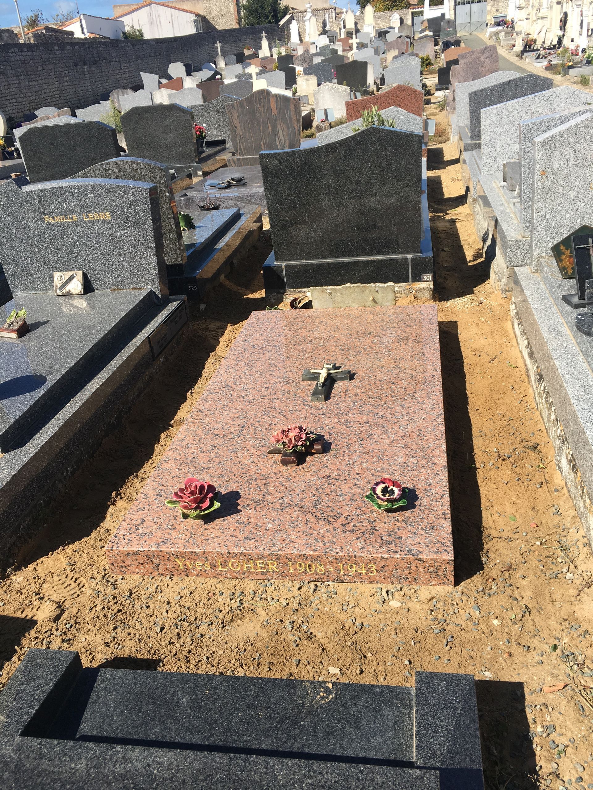 Une pierre tombale en forme de cœur