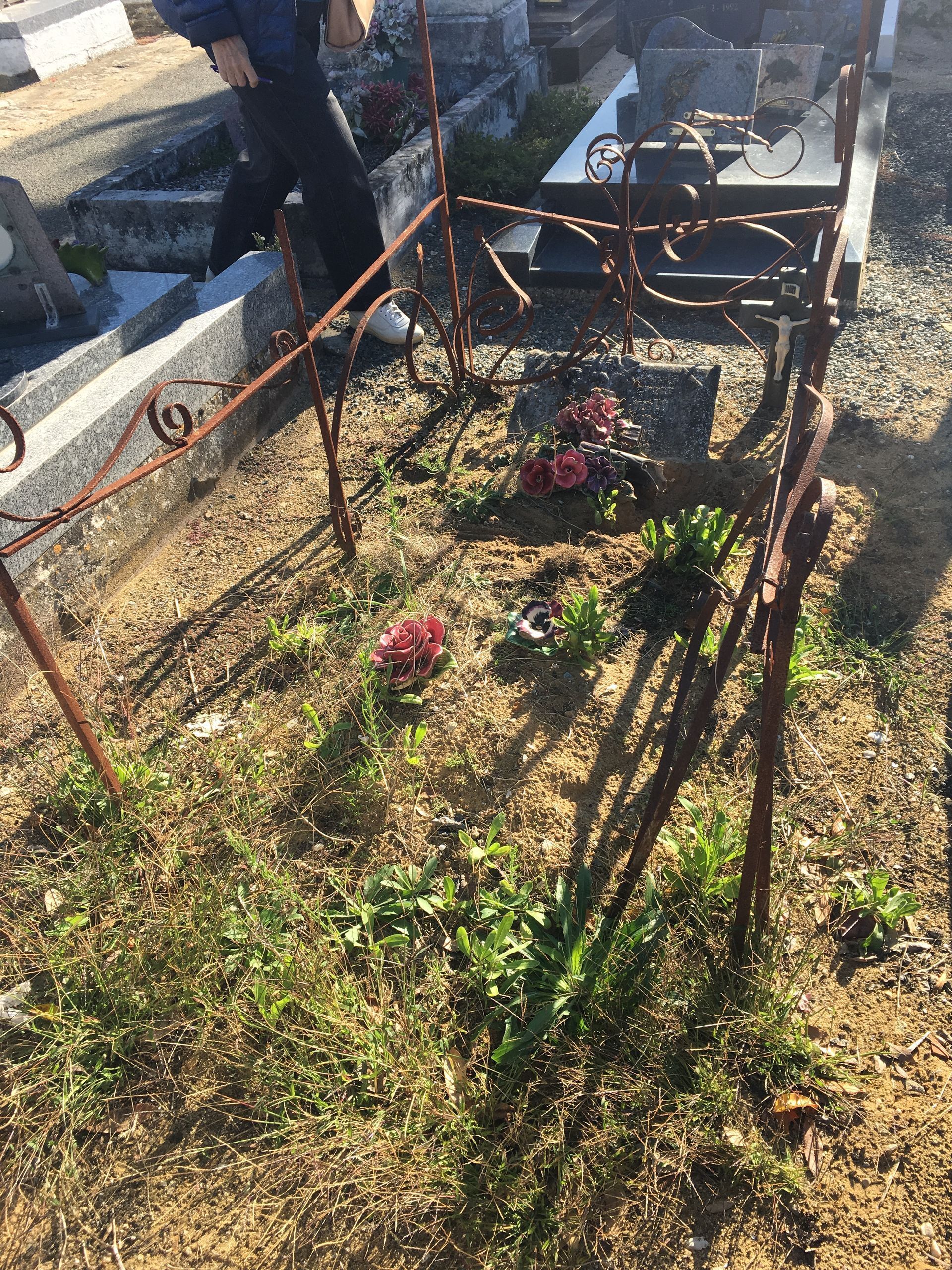Un monument funéraire en marbre gris