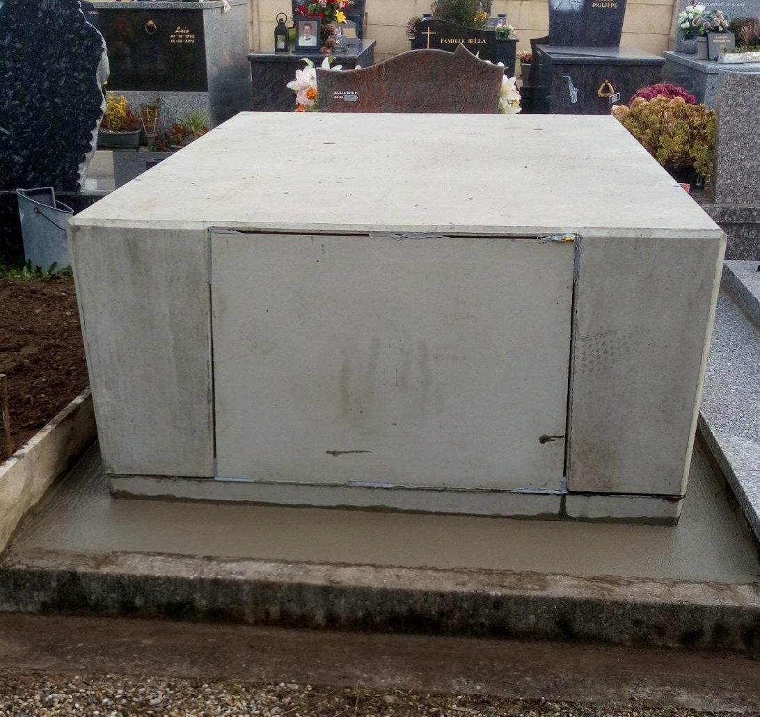 Un caveau en béton avant le travail ornemental