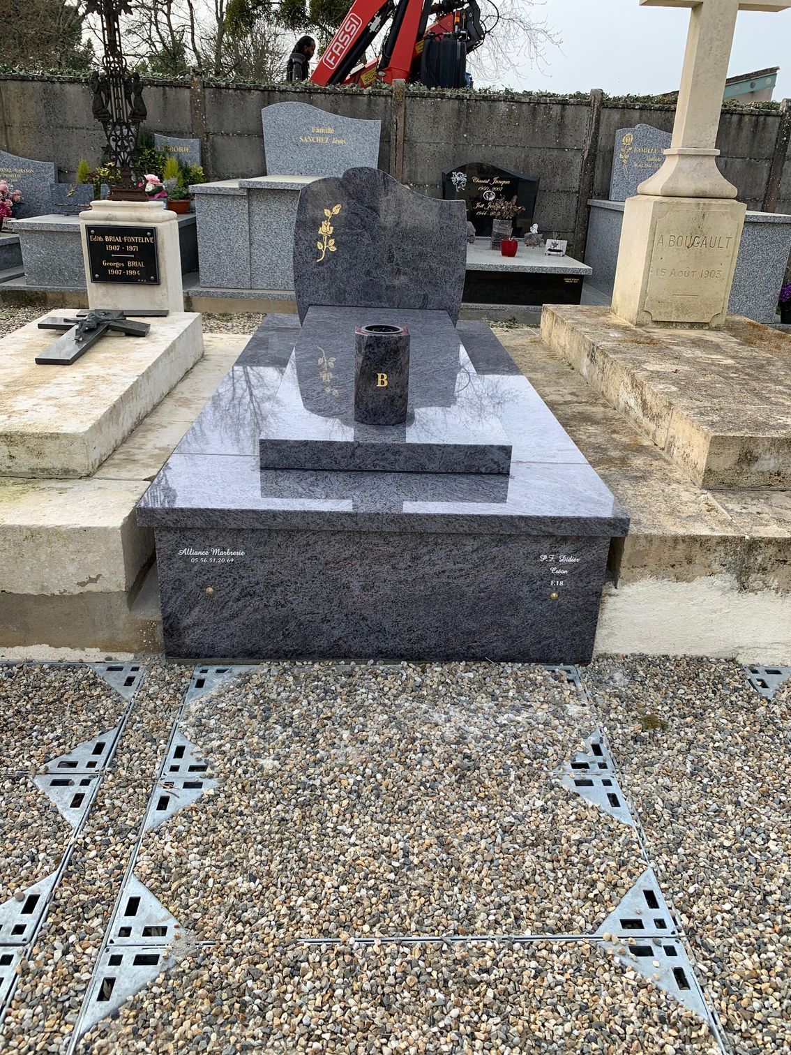 Une pierre tombale noire