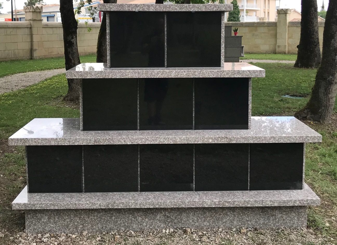 Une cinéraire gris et noir en marbre