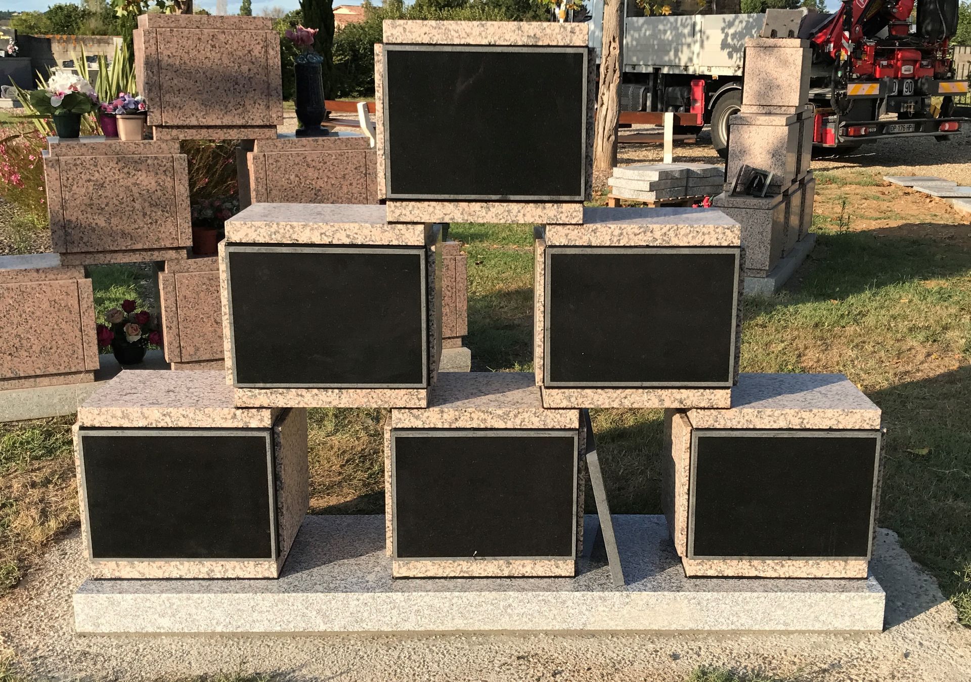 Une cinéraire en pyramide