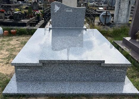 Une pierre tombale décorée