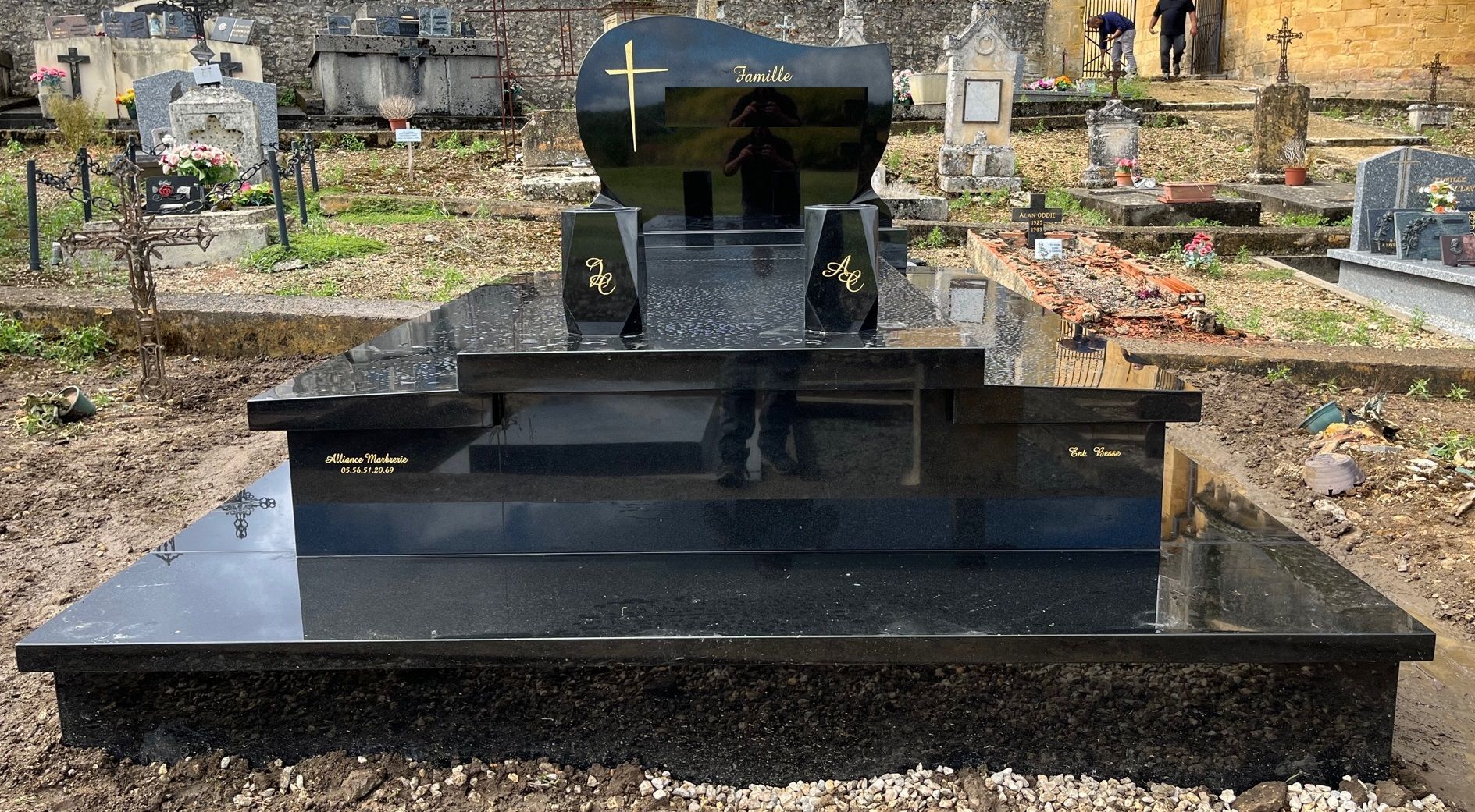 Un grand monument funéraire noir