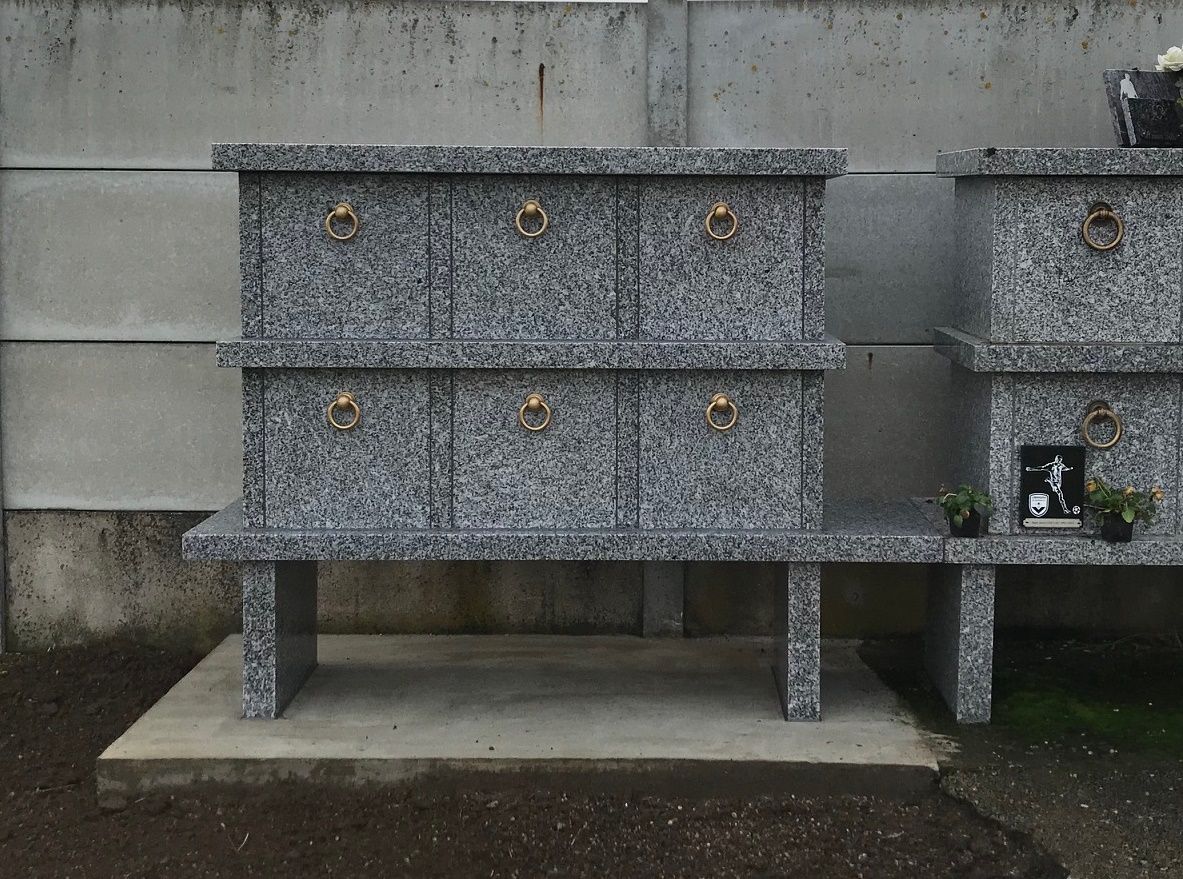 Une cinéraire en marbre gris