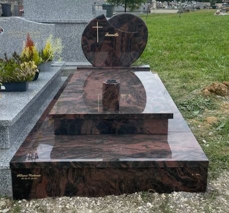 Un monument funéraire en marbre