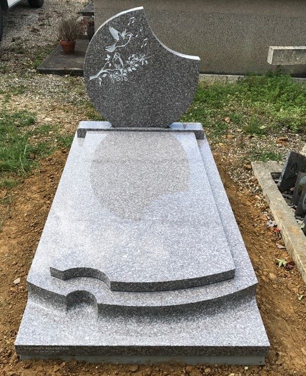 Une pierre tombale en marbre gris