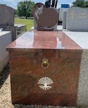 Un monument funéraire avec une croix et des mains
