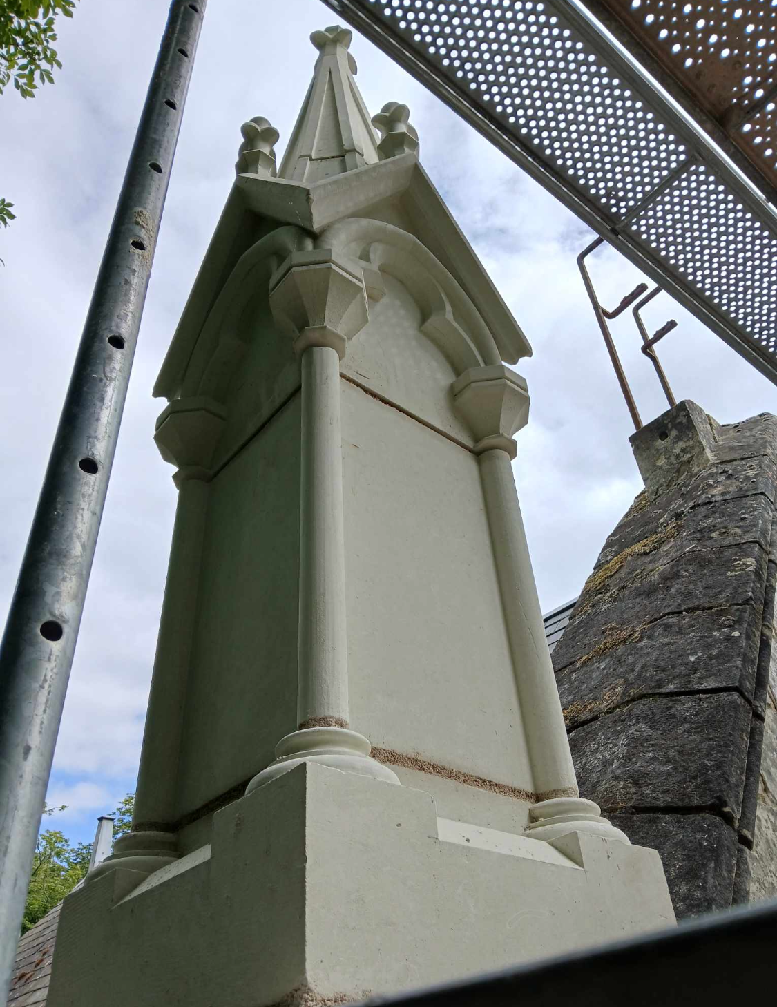 Monument en pierre claire au toit pointu.