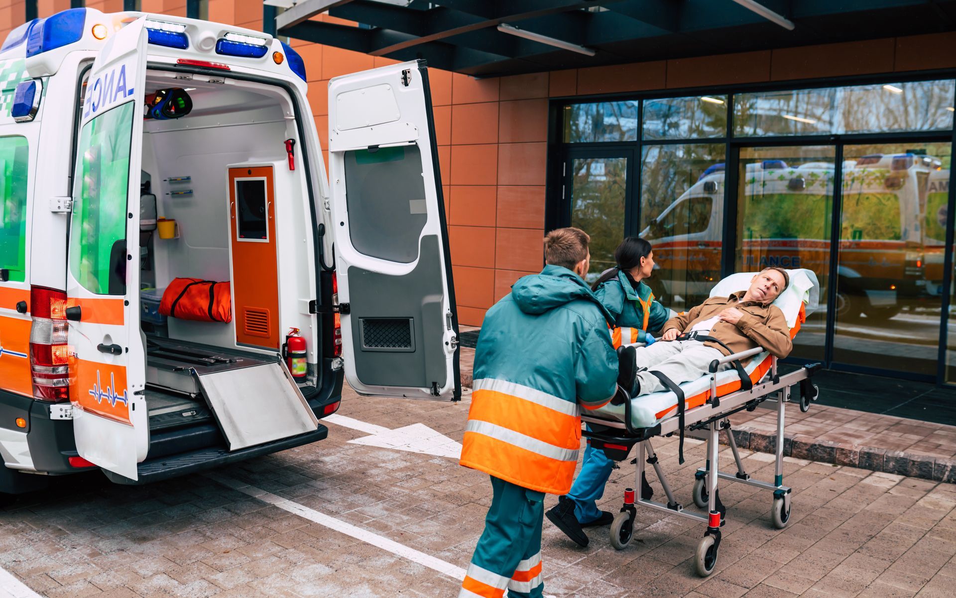 Un patient transporté à l'hôpital par des ambulanciers