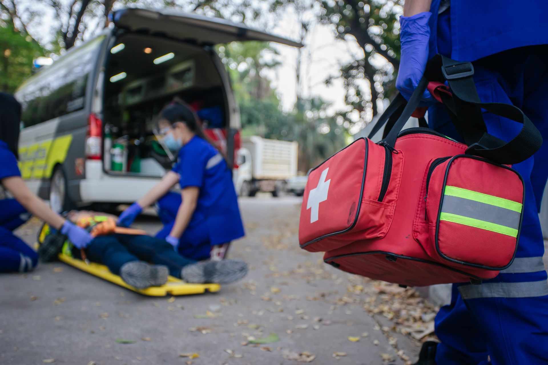 Un ambulancier transporte du matériel médical