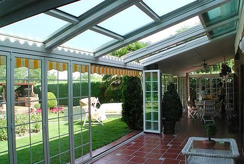 Una habitación con muchas ventanas y techo.