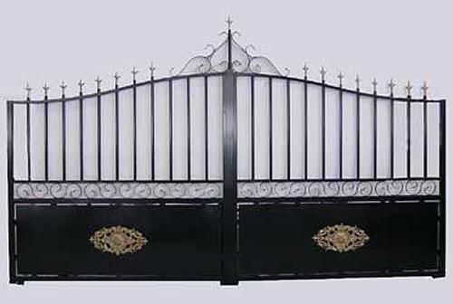 Una puerta de hierro forjado negro con detalles dorados sobre un fondo blanco.