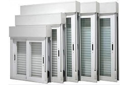 Un grupo de ventanas con contraventanas están apiladas una encima de otra sobre un fondo blanco.