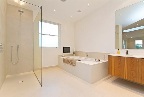 Un baño con ducha, bañera, lavabo y espejo.