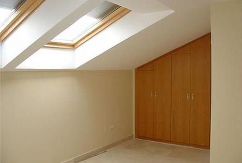 Hay una claraboya en el techo de la habitación.