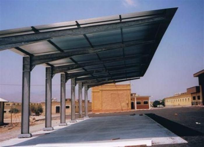 Una estructura de metal con un techo de vidrio transparente