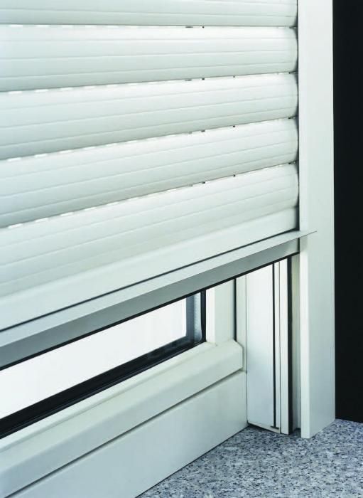 Un primer plano de una persiana blanca en una ventana.