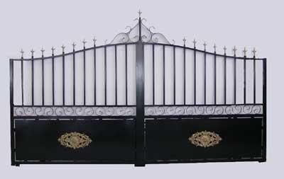 Una puerta de hierro forjado negra con fondo blanco.