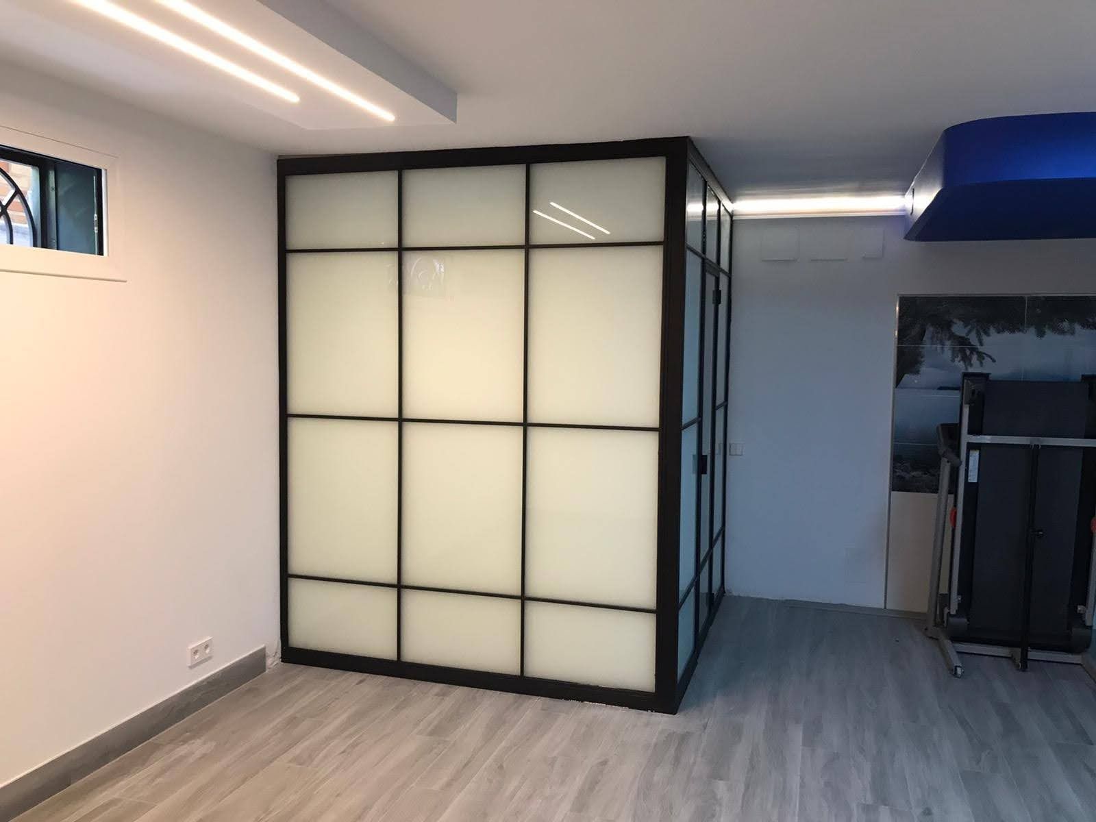 Una habitación con una puerta corrediza de vidrio en el medio.