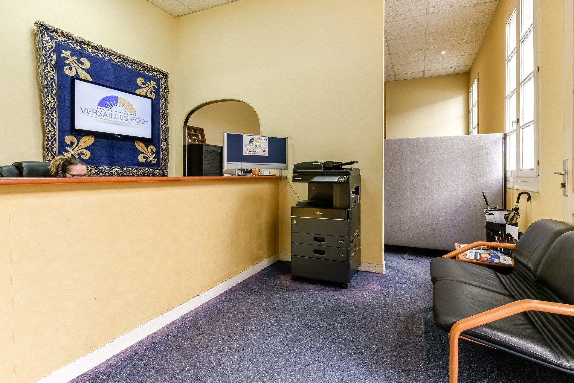 Bureaux et chaises d'accueil de notre centre d'affaires