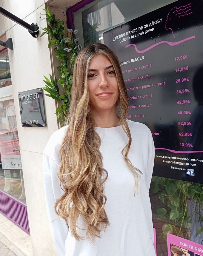 Una mujer con cabello teñido de rubio