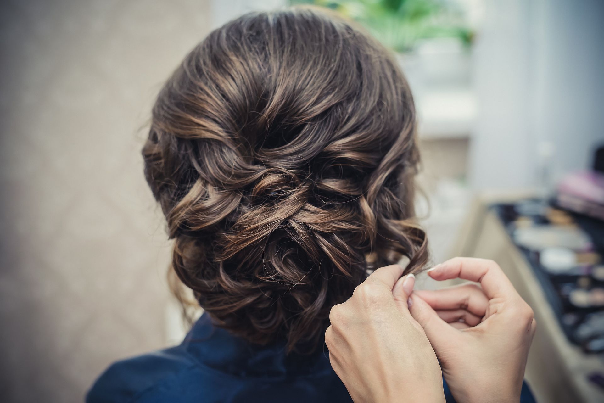Una mujer se está peinando en la peluquería.