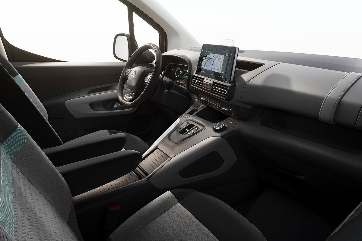 Vue intérieure d'une voiture : tableau de bord, volant, écran tactile, sièges et console. Couleurs : gris et noir.