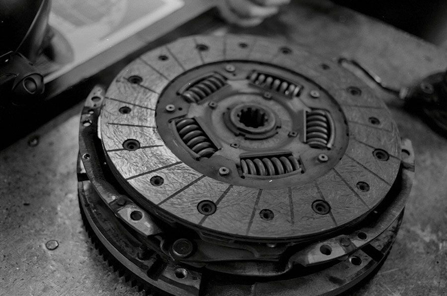 Ensemble d'embrayage sur une surface métallique, montrant le disque de friction, les ressorts et le plateau de pression.