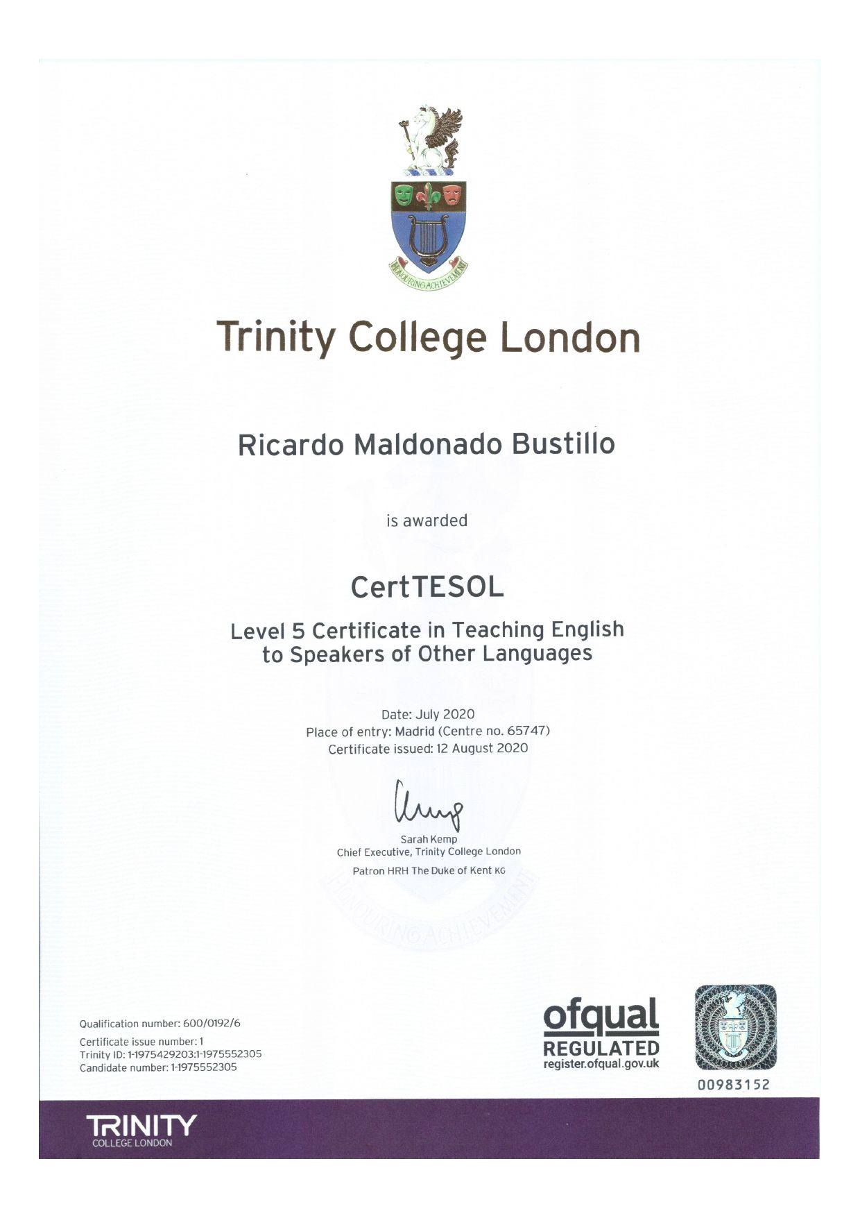 Un certificado del Trinity College de Londres está sobre un fondo blanco.