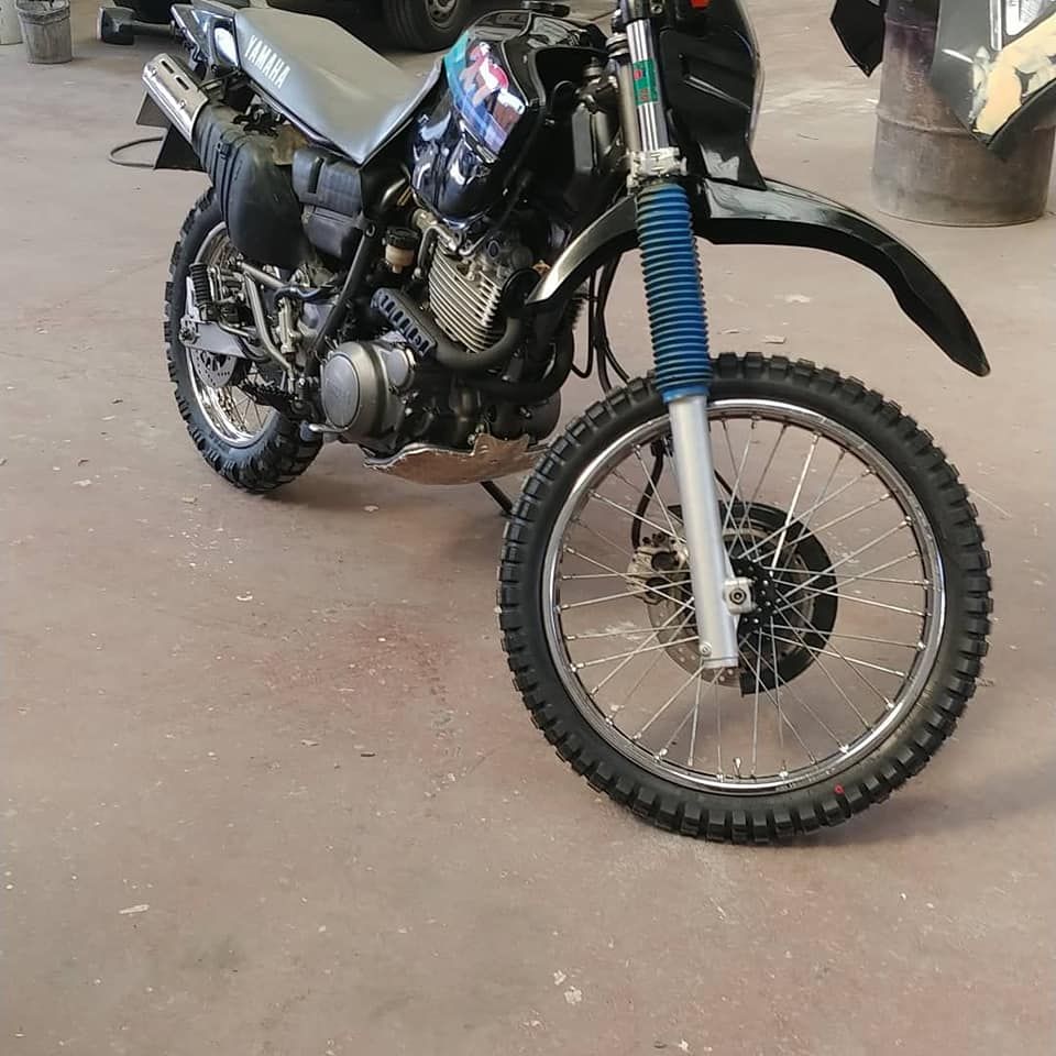 Una motocicleta todoterreno Yamaha está estacionada en el suelo