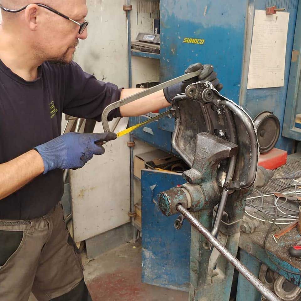 Un hombre está trabajando en una máquina que dice jumbo.