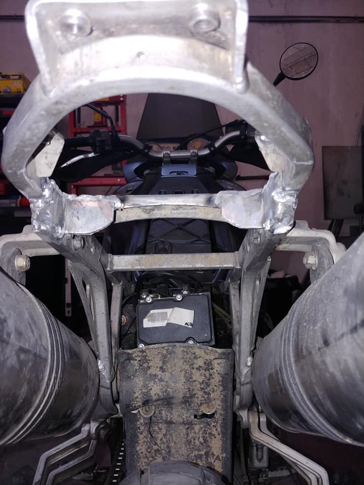 Se está trabajando en una motocicleta en un garaje.