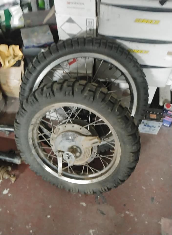 Un par de ruedas de motocicleta con neumáticos.