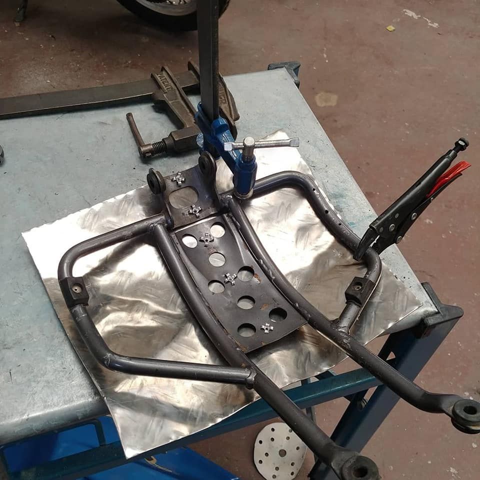 Un trozo de metal está colocado encima de un trozo de papel de aluminio.