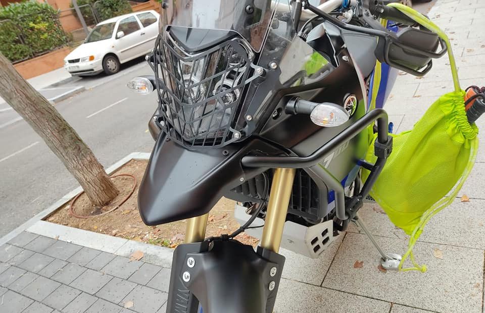 Una motocicleta está estacionada al costado de la carretera