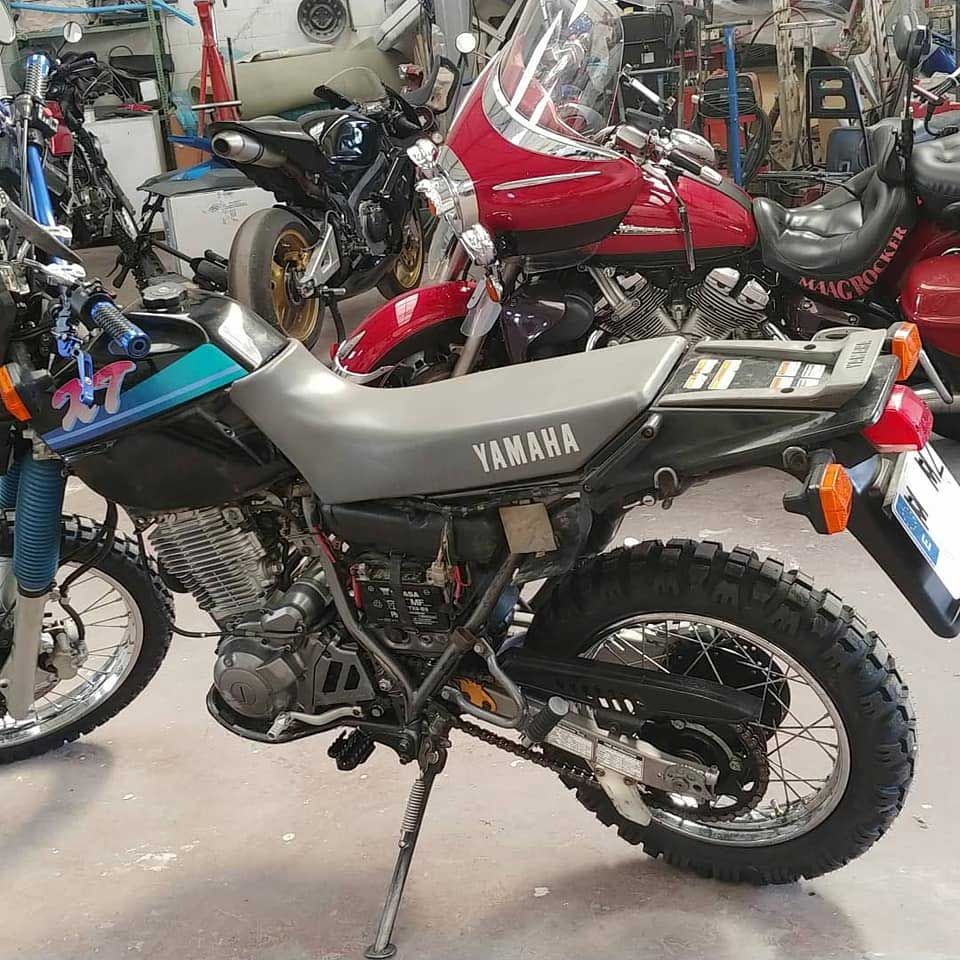 Una motocicleta Yamaha está estacionada en un garaje.