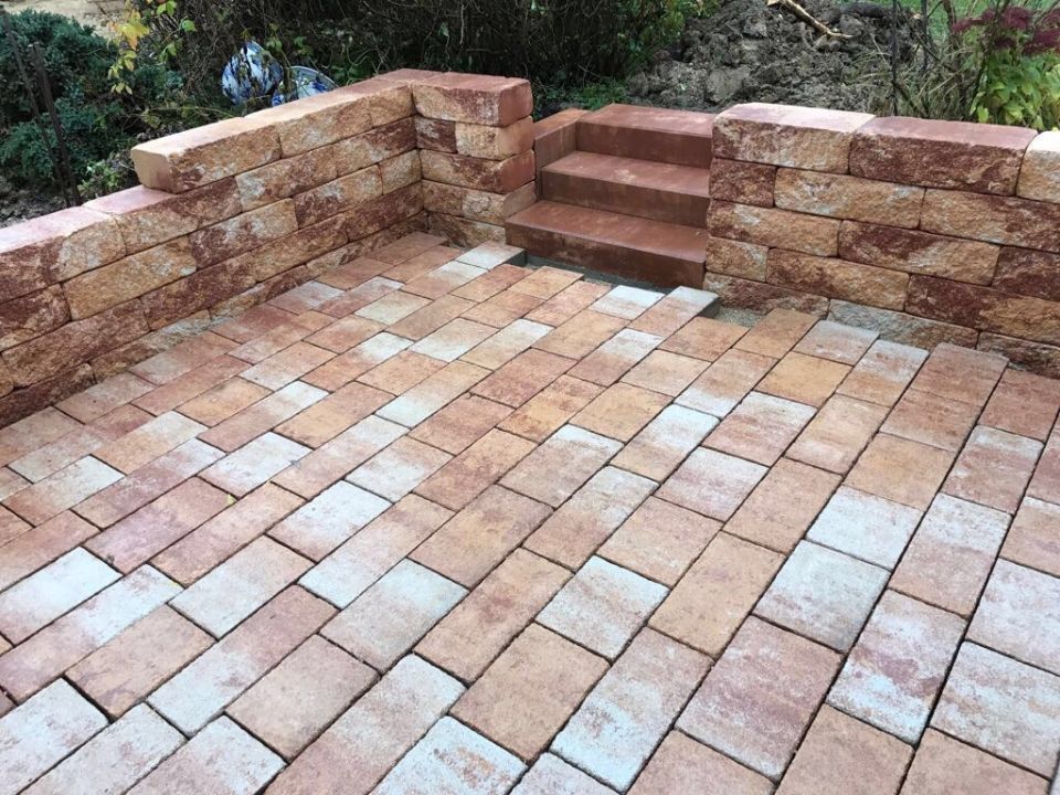 Terrasse und Mauer, angelegt von ÖKo Gartenbau