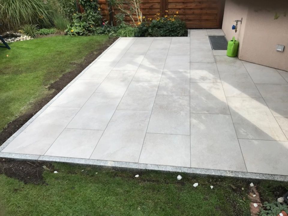 Gepflasterter Weg und Treppe, angelegt von ÖKo Gartenbau