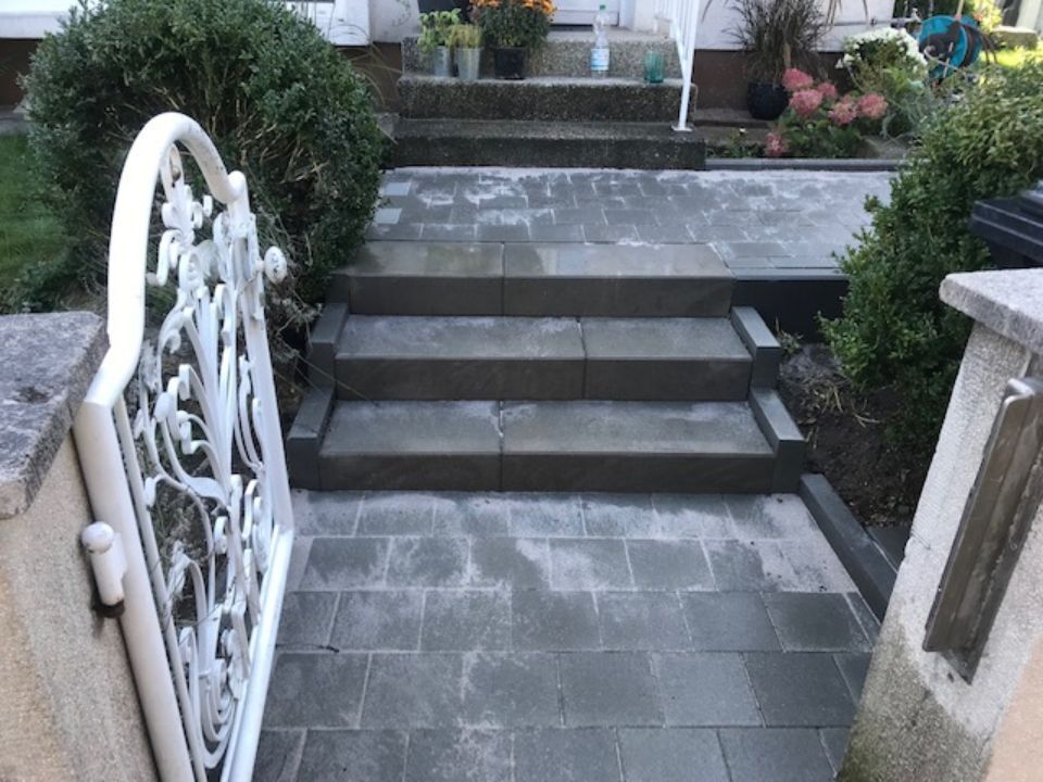 Gepflasterter Weg und Treppe, angelegt von ÖKo Gartenbau