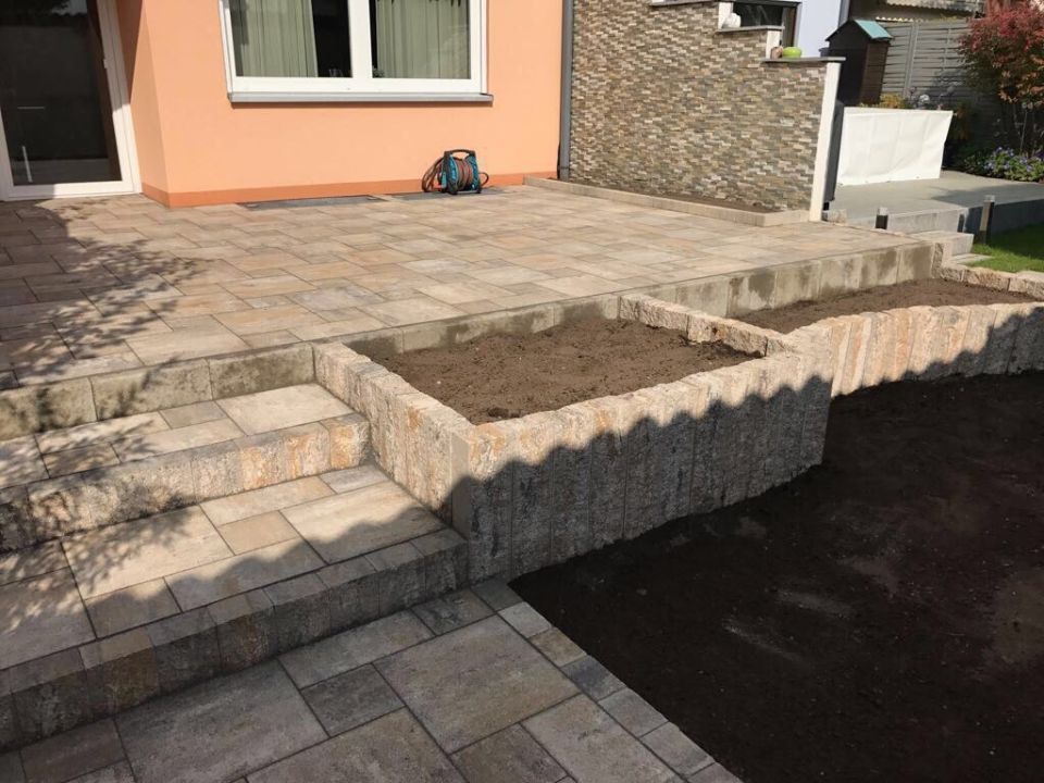 Terrasse mit Weg, angelegt von ÖKo Gartenbau