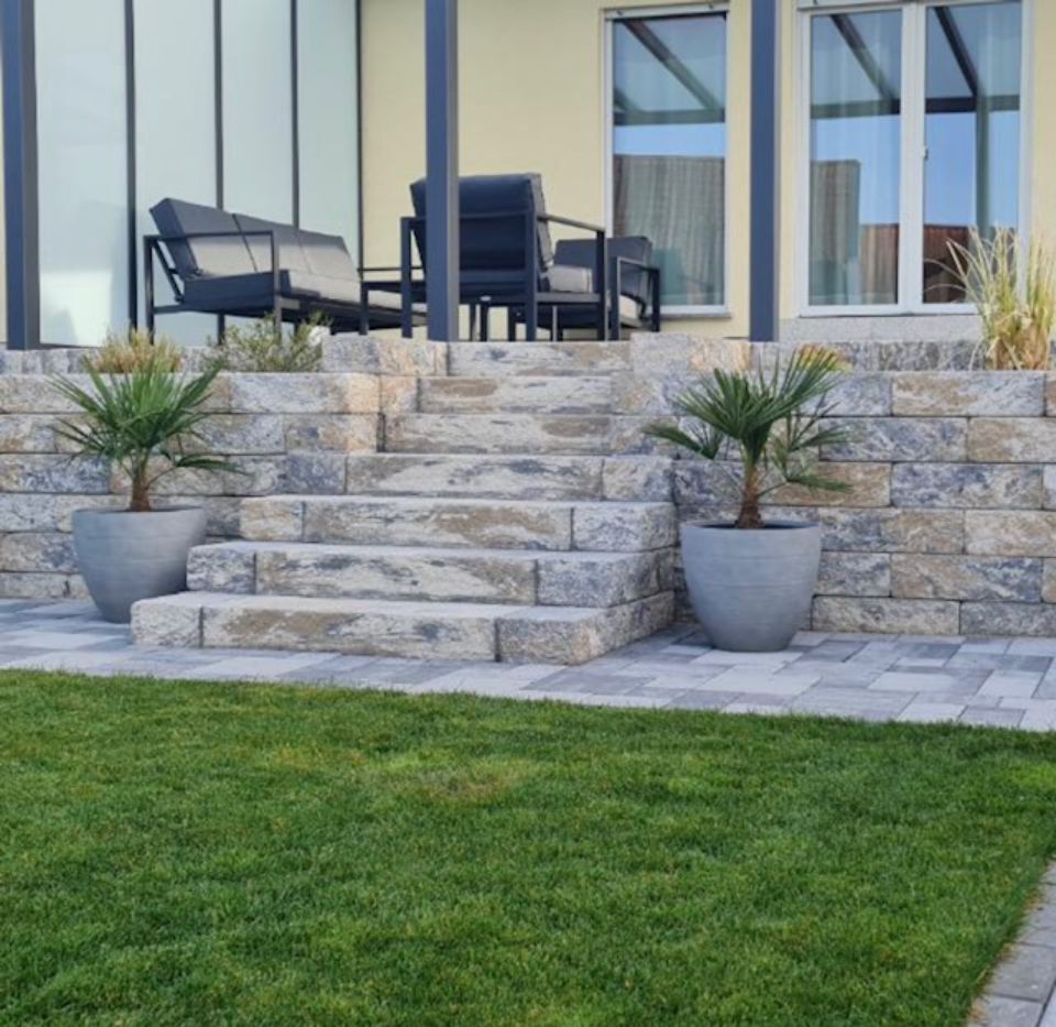 Gepflasterte Treppen, angelegt von ÖKo Gartenbau