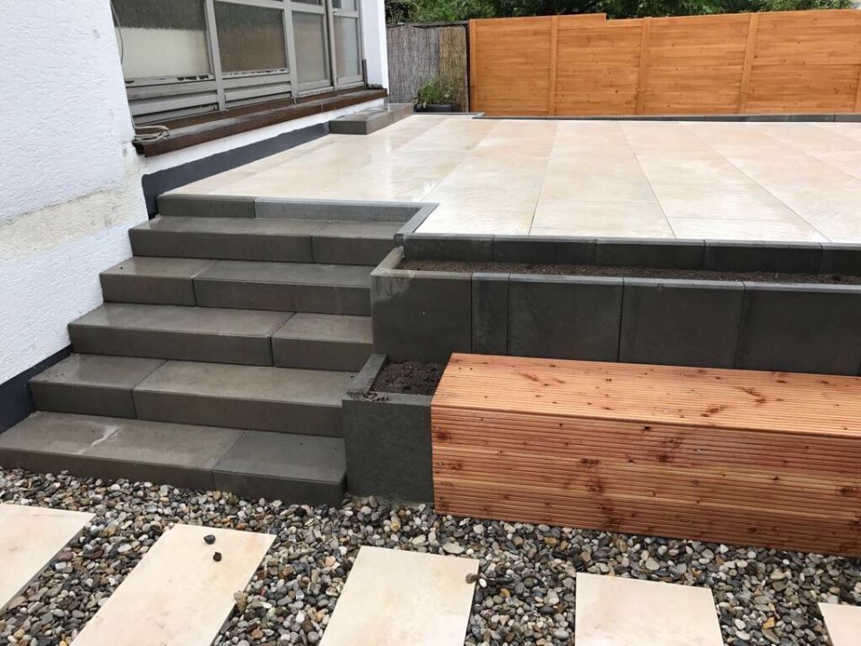 Terrasse mit Weg, angelegt von ÖKo Gartenbau