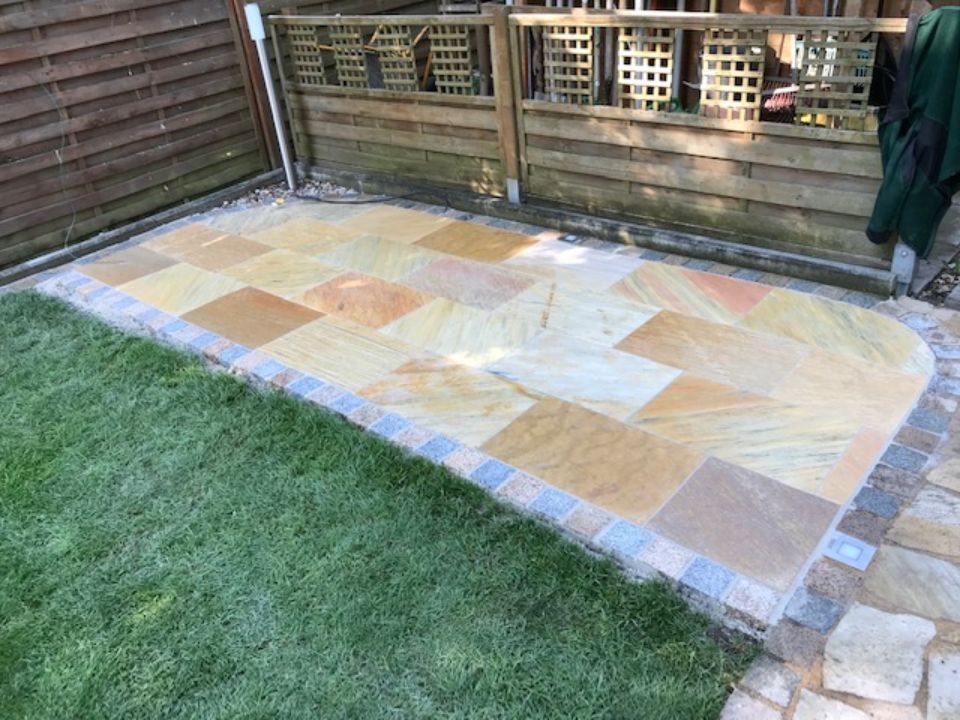 Gepflasterte Terrasse, angelegt von ÖKo Gartenbau