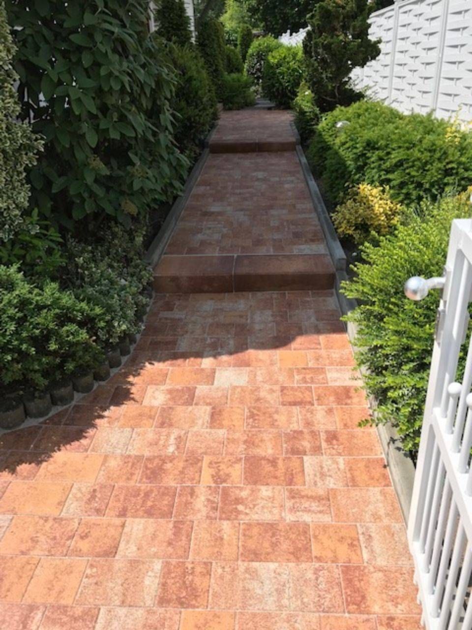 Gepflasterter Weg, angelegt von ÖKo Gartenbau